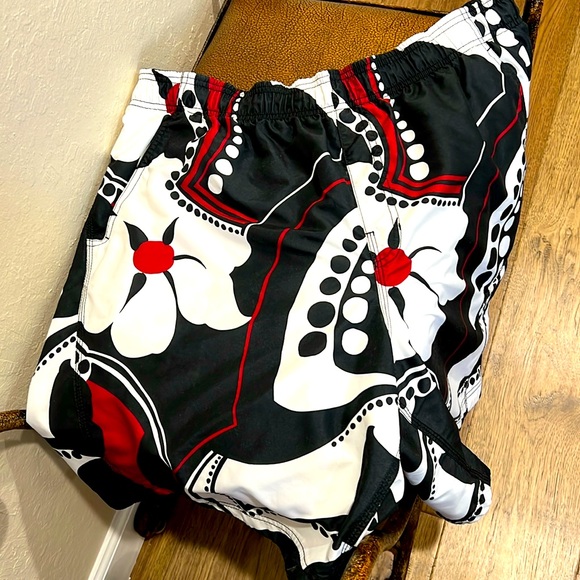 Rare Speedo Swim Black, White & Red Shorts super cool Designed Sportswear Fun 🤩 - Picture 1 of 8